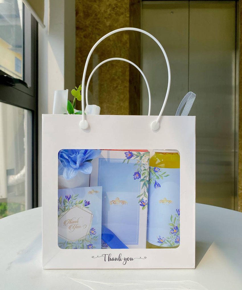 Set quà 20/11 Esther (Saffron nhập khẩu + hoa lụa + bình nước)