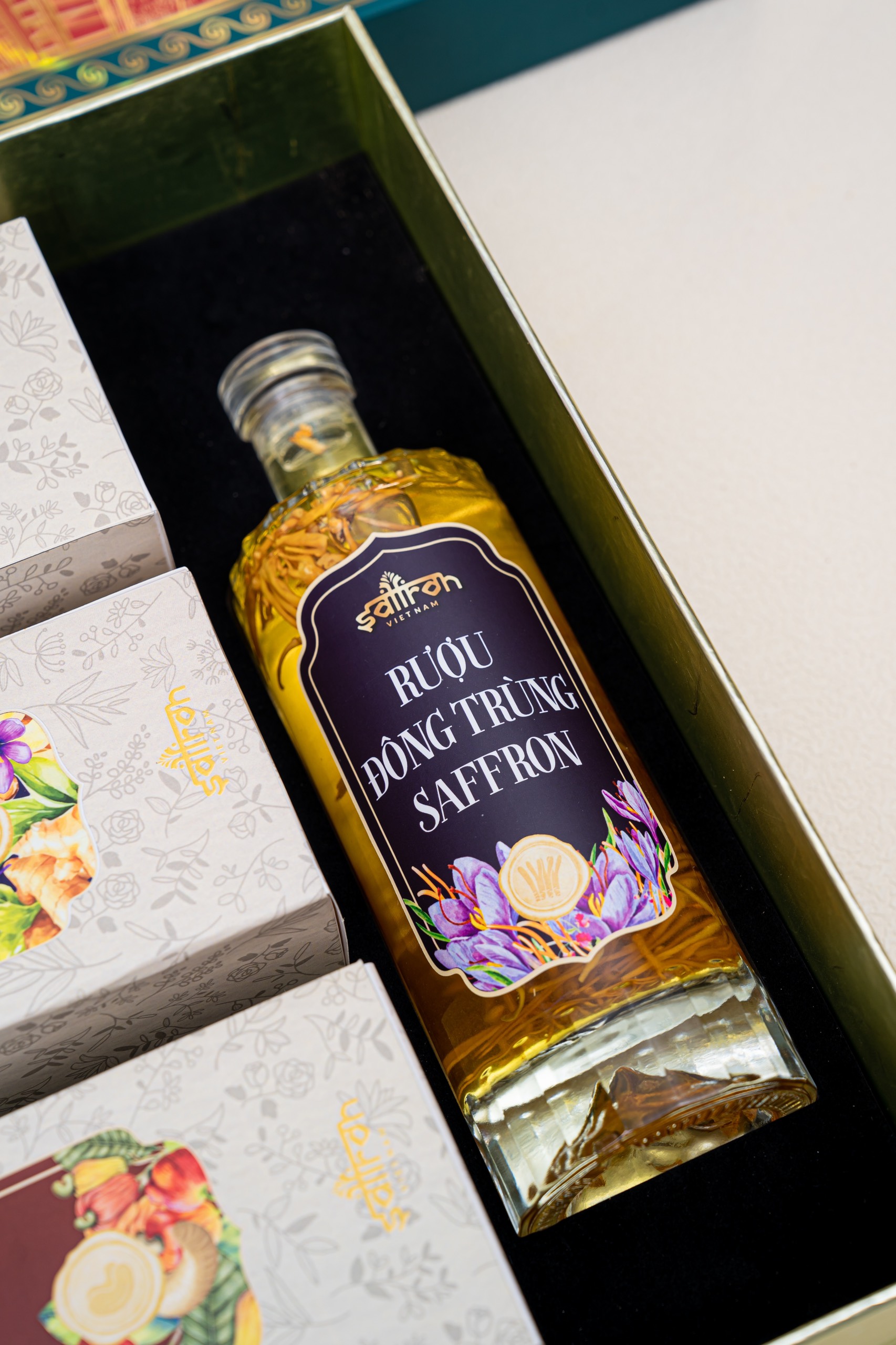 HỘP QUÀ TẾT LAILA - 3 Loại mứt hạt + Rượu Saffron 500ml