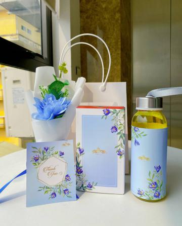 Set quà 20/11 Esther (Saffron nhập khẩu + hoa lụa + bình nước)