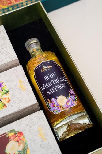 HỘP QUÀ TẾT LAILA - 3 Loại mứt hạt + Rượu Saffron 500ml
